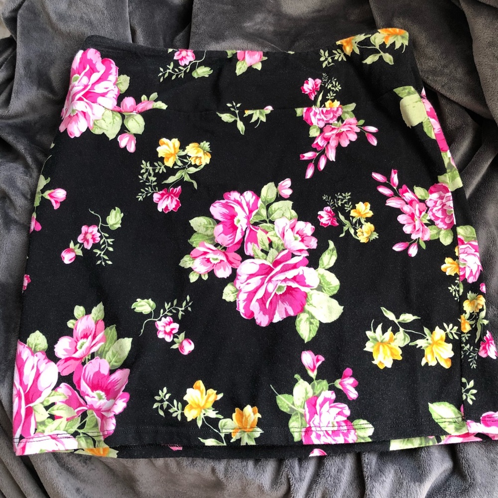 Black floral mini skirt, size M🌸🌼🖤